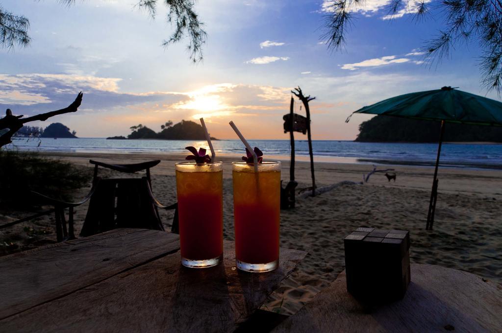 Hôtel Tawan Bar And Bungalow à Ko Phra Thong Extérieur photo