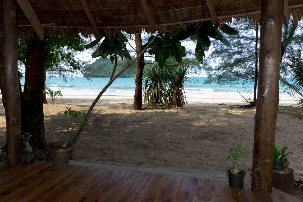Hôtel Tawan Bar And Bungalow à Ko Phra Thong Extérieur photo